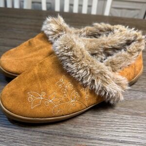 Clarks Womens Tan Suede Faux Fur Lined Embroidered Slippers Size 9 Round Toe